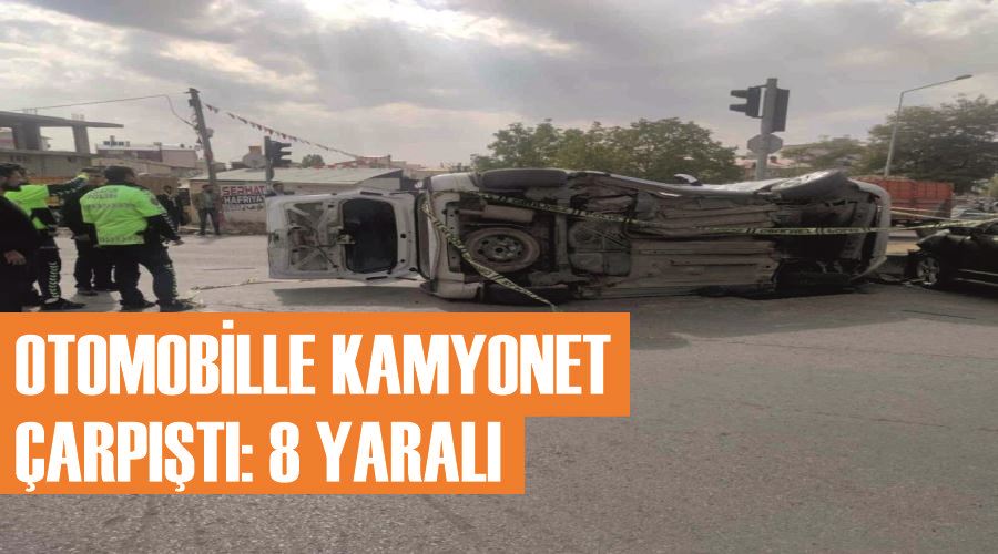Otomobille kamyonet çarpıştı: 8 yaralı