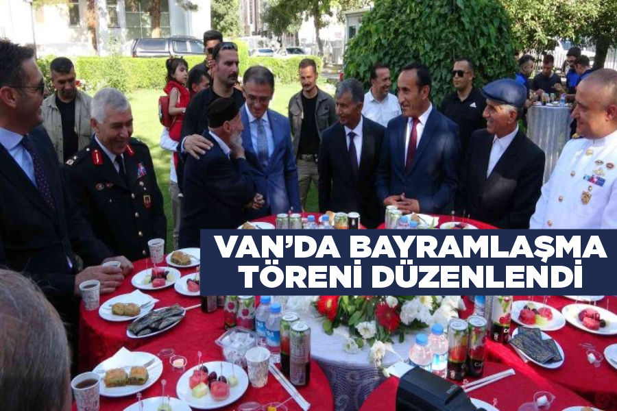 Van’da bayramlaşma töreni düzenlendi