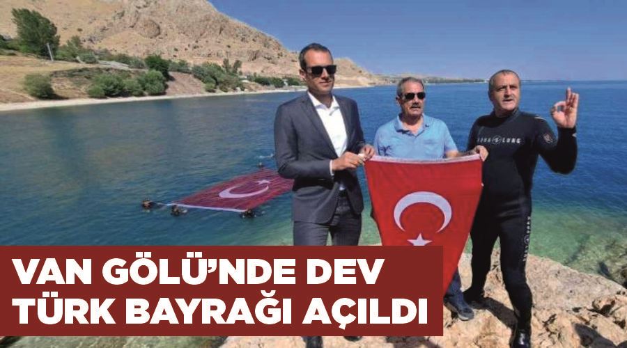Van Gölü’nde dev Türk bayrağı açıldı