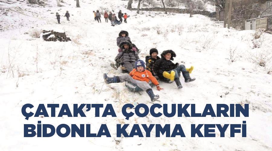 Çatak’ta çocukların bidonla kayma keyfi