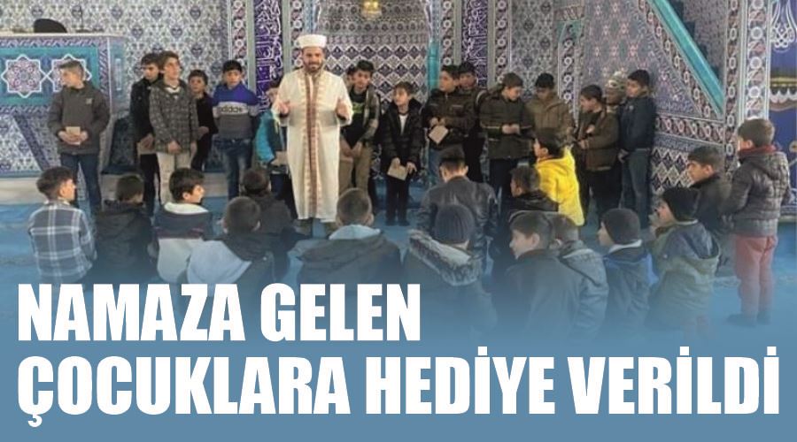 Namaza gelen çocuklara hediye verildi