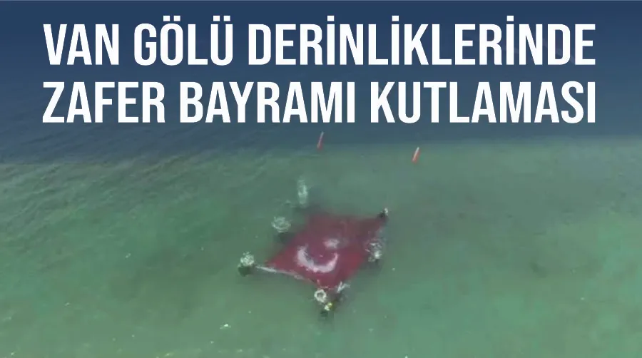 Van Gölü derinliklerinde Zafer Bayramı kutlaması