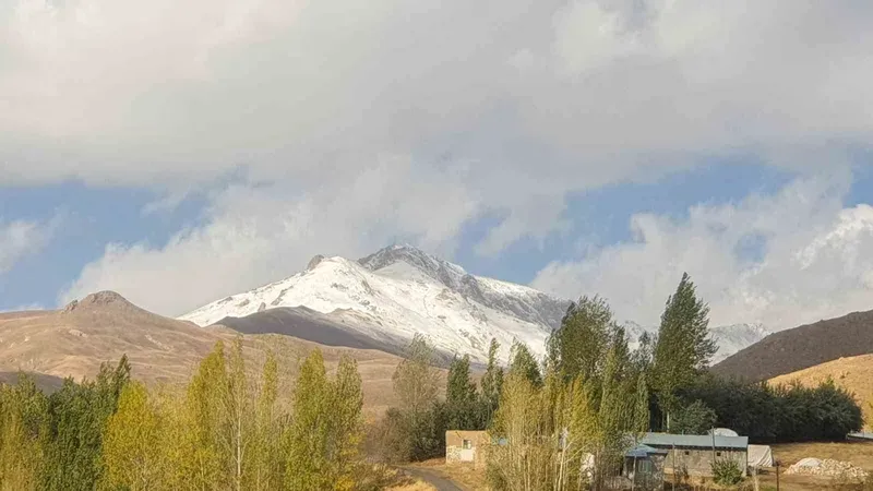 Başkale’de yüksek kesimlere kar yağdı
