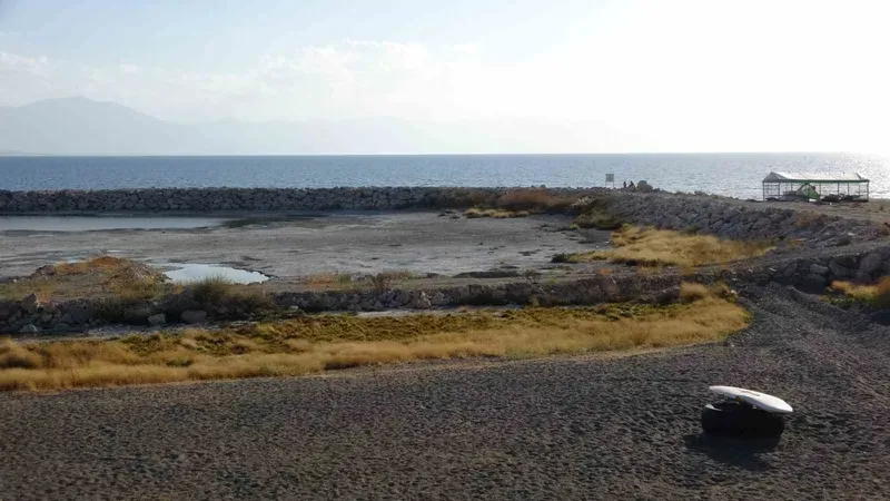 Van Gölü alarm veriyor: 3 kilometreye ulaşan çekilme gölün şeklini değiştirdi