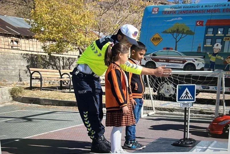 Muradiye’de öğrencilere trafik güvenliği eğitimi