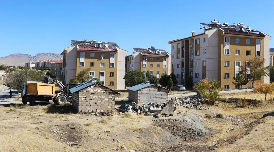 Büyükşehir Belediyesi Kamusal Alanlardaki Kaçak Yapıların Yıkımını Sürdürüyor