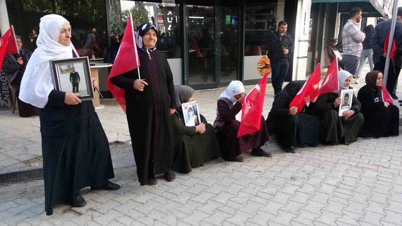 DEM Parti Önünde Evlat Nöbetindeki Vanlı Annelerin Umutlu Bekleyişi Sürüyor