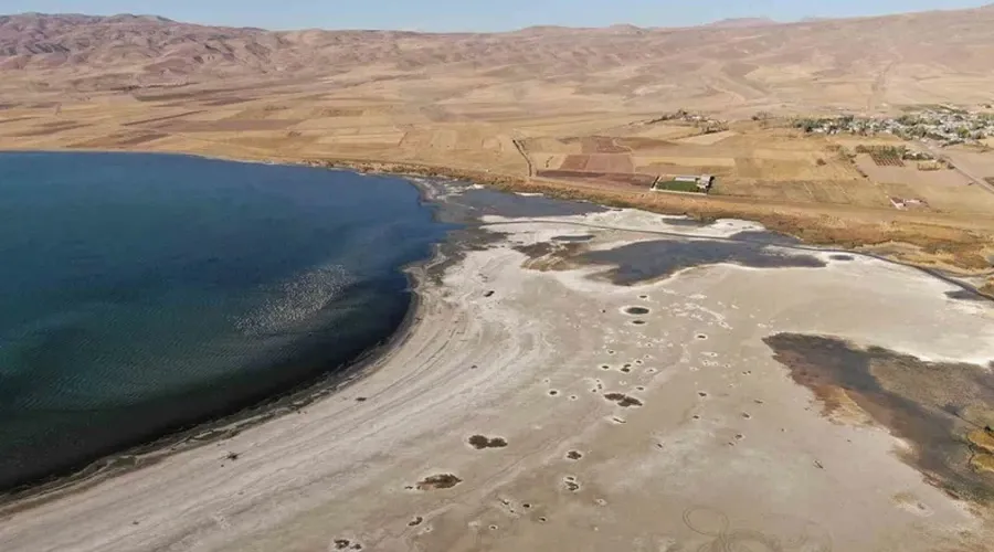 Erçek Gölü’nde su seviyesi gözle görülür şekilde azaldı