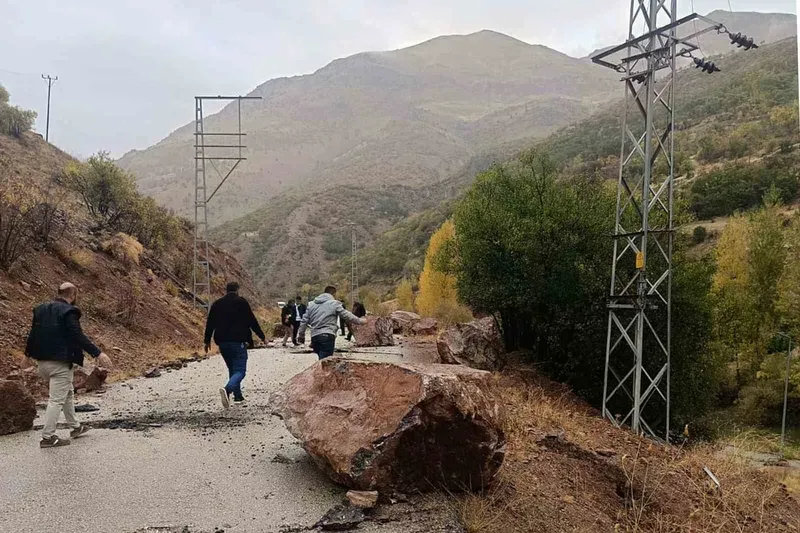 Çatak’ta yola kaya parçaları düştü