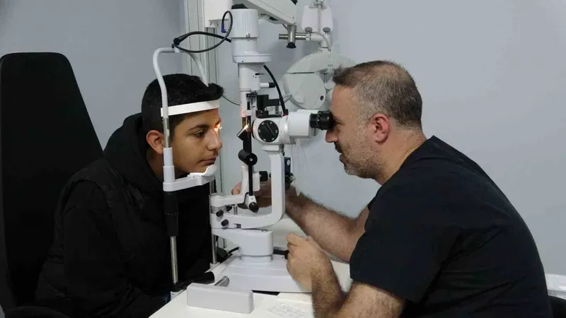 Van Eğitim ve Araştırma Hastanesi’nde ‘cross-linking’ yöntemiyle tedaviye başlandı