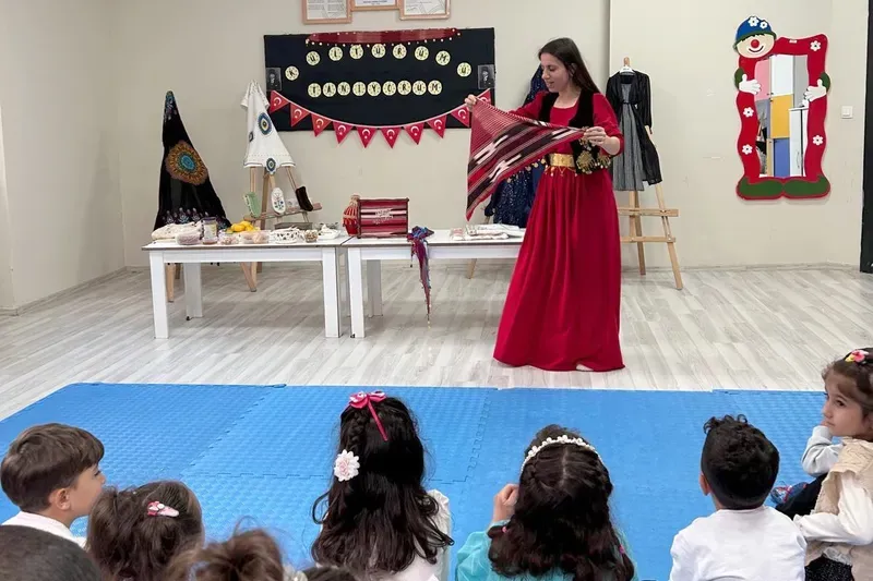 Çatak’ta miniklerden kültürel renklerle Cumhuriyet kutlaması