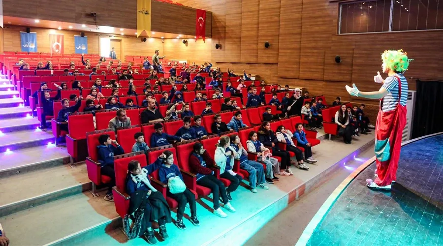 Van Büyükşehir Belediyesi Çocukları Tiyatro İle Buluşturuyor