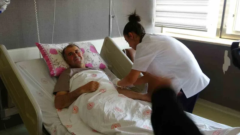 Nefes darlığı şikayetiyle hastaneye başvuran çiftçinin karnında 4 kiloluk kitle çıkarıldı