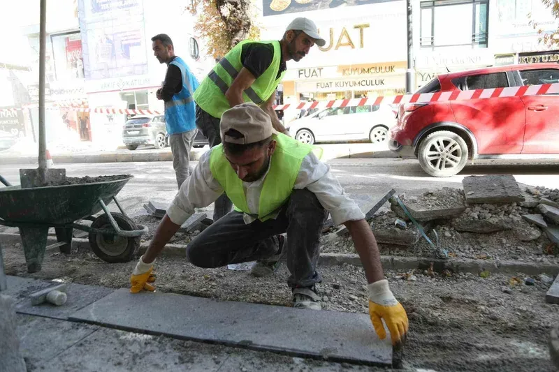 Van Cumhuriyet Caddesi’nde kaldırımlar yenileniyor