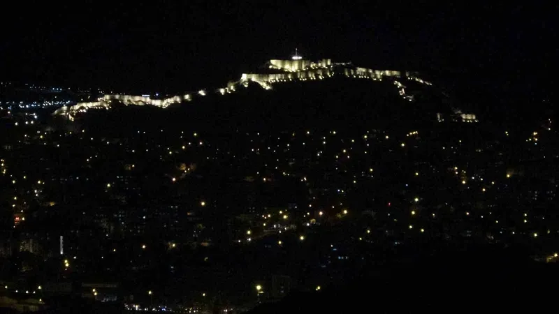 Van’da büyüleyici anlar: Güneşin batışıyla birlikte şehir merkezinde yanan ışıklar, ortaya eşsiz bir manzara çıkardı