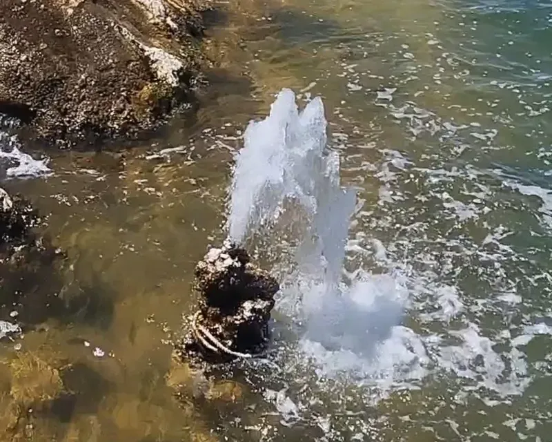 Van Gölü’nde şaşırtan görüntü: Mikrobiyalitten tatlı su fışkırdı