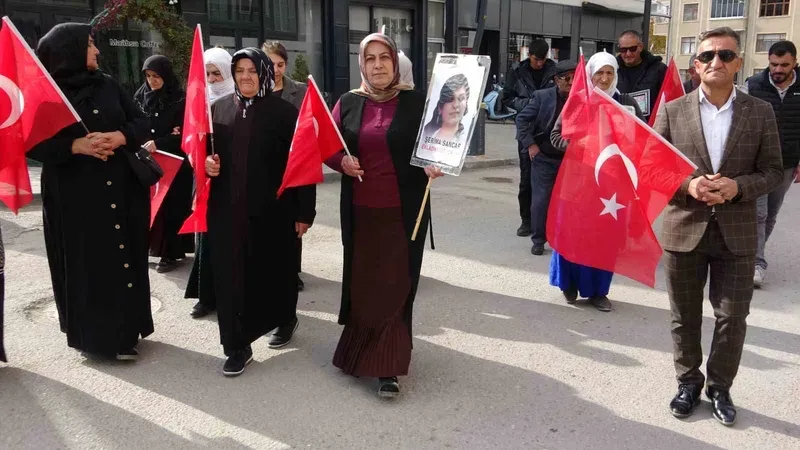 Vanlı ailelerin DEM Parti önündeki evlat nöbeti 112’nci haftasında sürüyor