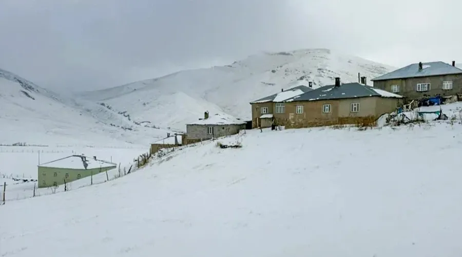 Başkale’de kar yağışı etkili oldu