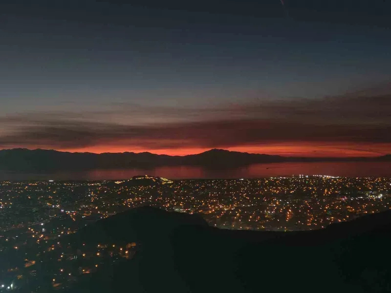 Van’da büyüleyici günbatımı: Gökyüzü kızıla boyandı, kartpostallık manzaralar ortaya çıktı