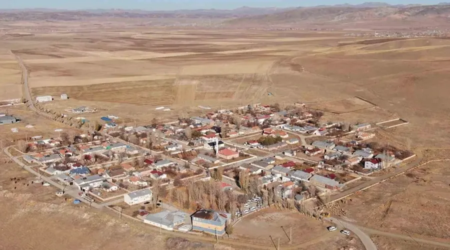 Van’ın Özalp ilçesinde simetrik yapılar sonbahar güzelliğiyle büyülüyor