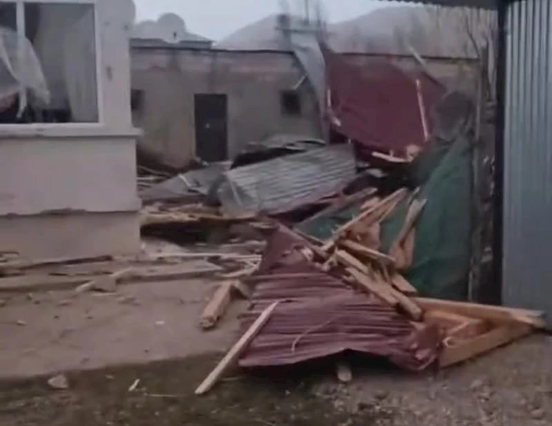Van’da şiddetli rüzgar çatıları uçurdu