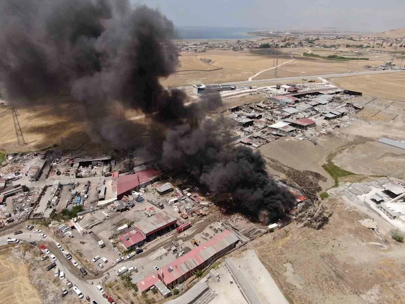 Van’da geri dönüşüm tesisinde çıkan yangına itfaiye ekipleri ve TOMA’dan müdahale