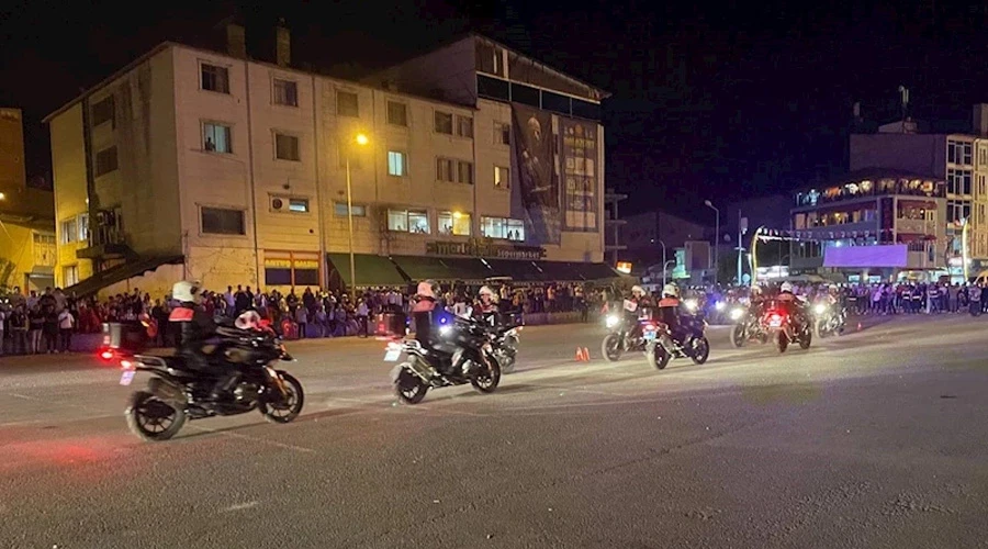 Malazgirt’te zaferin 954. yıldönümünde meşaleler ve Türk bayraklarıyla fener alayı düzenlendi