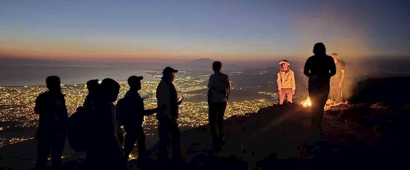 Van Gölü’ne dikkat çekmek için Erek Dağı’na tırmandılar