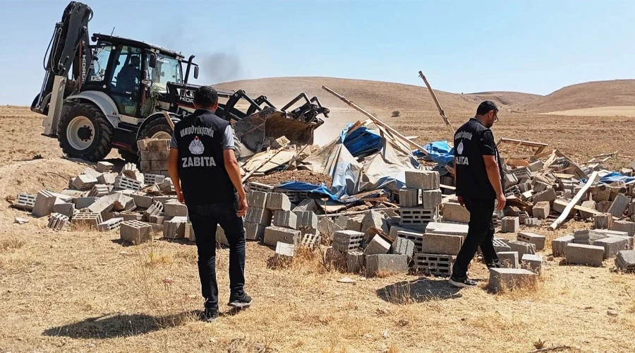 Van Büyükşehir Belediyesi Metruk Yapılar ve Ahırları Yıkıyor, Şehir Daha Yaşanabilir Hale Geliyor