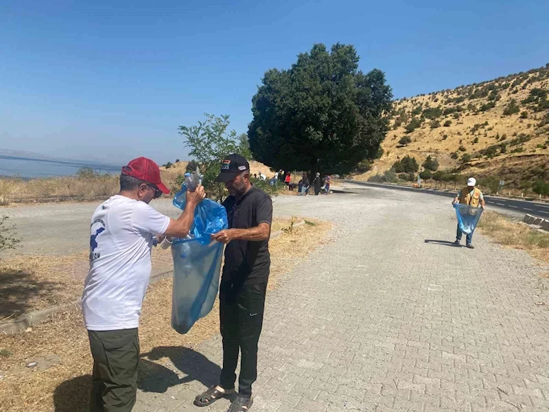 Doğaseverler Van Gölü sahilinde çöp topladı