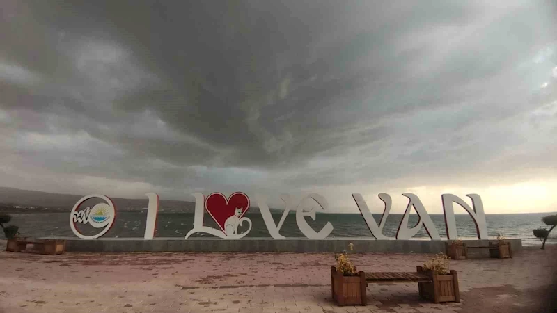 Van’da dolu ve sağanak etkili oldu: Van Gölü’nde dalgalar yükseldi