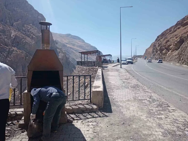 Hakkari-Van karayolunda temizlik çalışması