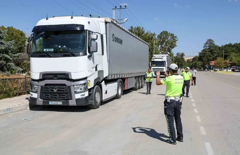 Van’da usulsüz park yapan tırlara yönelik denetim yaptı