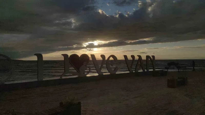 Van Gölü’nde dalgalar coştu