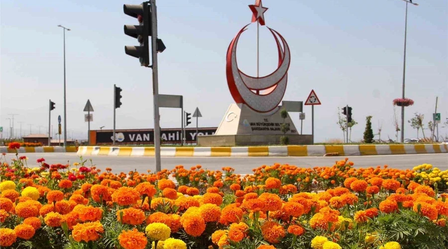 Van Sahil Yolunda geniş kapsamlı peyzaj çalışması yürütüyor
