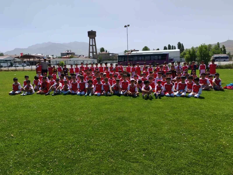 Büyükşehir Belediyespor’dan Vanspor’a altyapı desteği