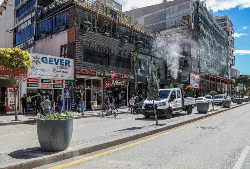 Van Büyükşehir Belediyesi caddelere gül suyu sıktı