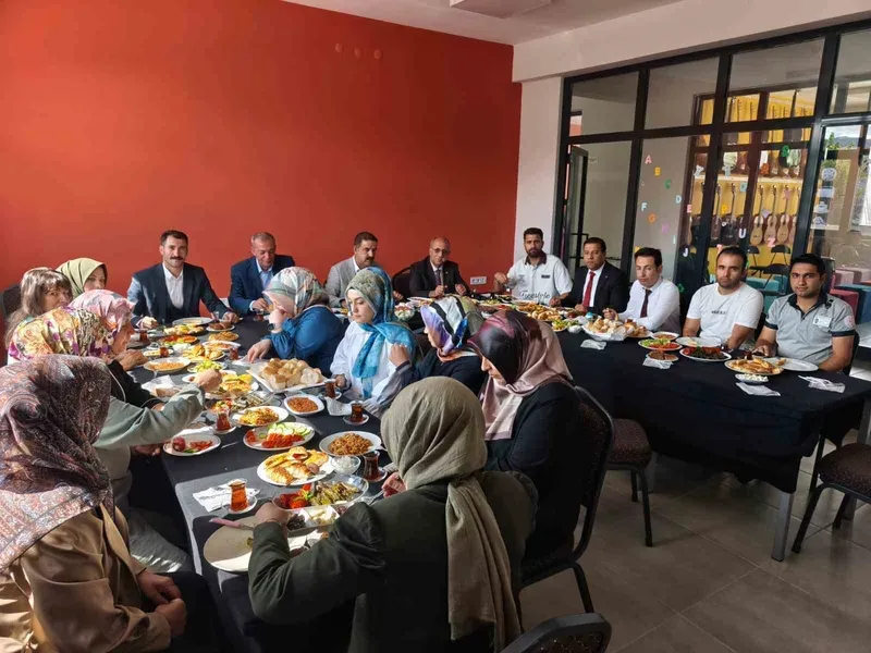 Muradiye Halk Eğitim Merkezinden usta öğreticilere teşekkür kahvaltısı