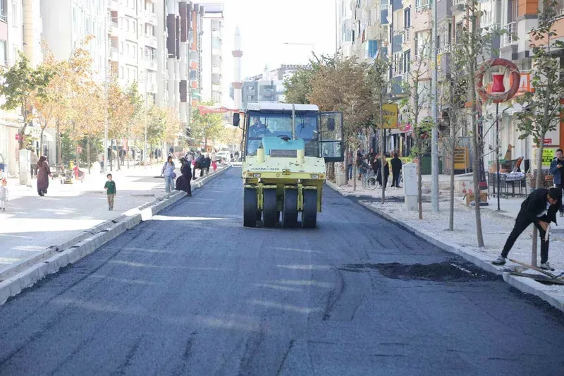 Van Büyükşehir Suvaroğlu Caddesi’nde sıcak asfalt serimi yapıyor
