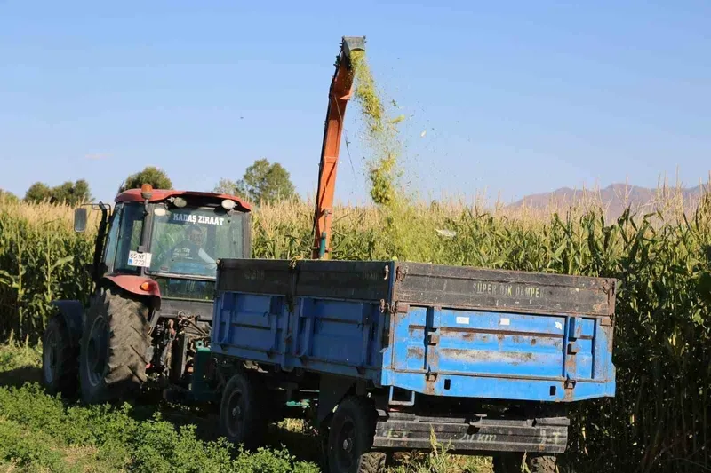 Van Büyükşehir Belediyesinden üreten çiftçiye makine desteği