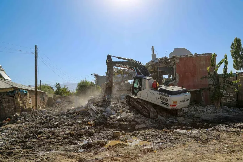 Hatuniye Caddesi’ndeki yıkım çalışmaları devam ediyor