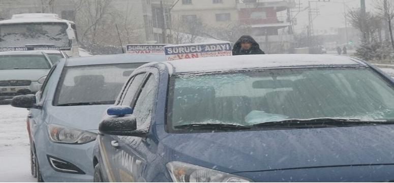 Sürücü adaylarının karla imtihanı