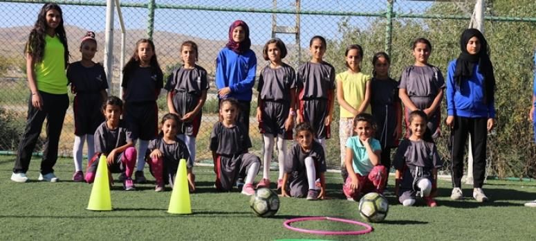 Gürpınarlı kız çocukların futbol ilgisi