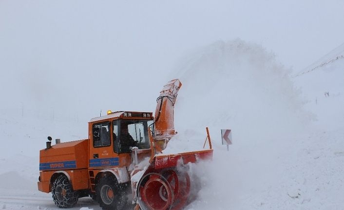 Doğu’da kar ve tipi yolları ulaşıma kapattı