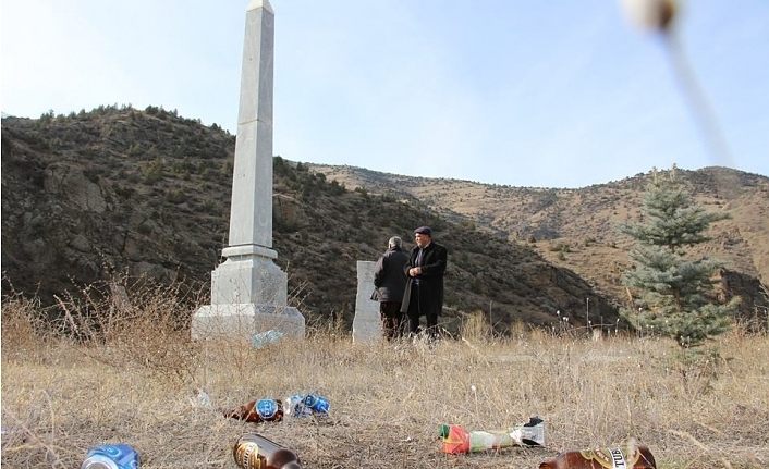 Şehit anıtını çöplüğe çevirdiler