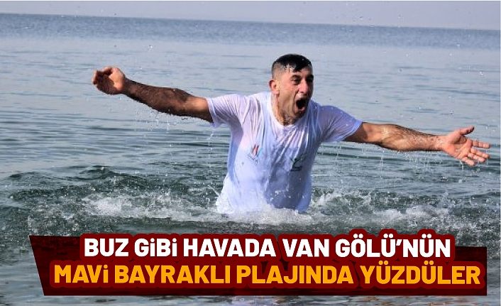 Buz gibi havada Van Gölü’nün mavi bayraklı plajında yüzdüler