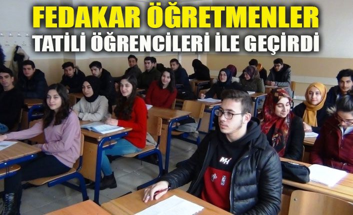 Fedakar öğretmenler tatil yapmayıp, zamanlarını öğrencilere ayırdı