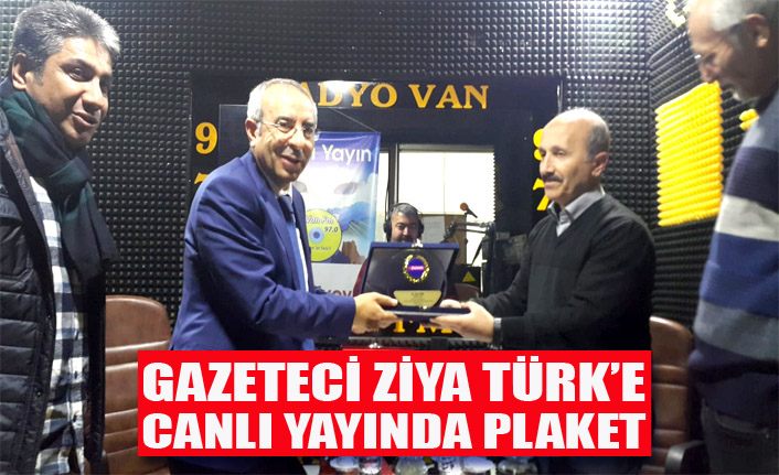 Gazeteci Ziya Türk'e meslektaşlarından plaket