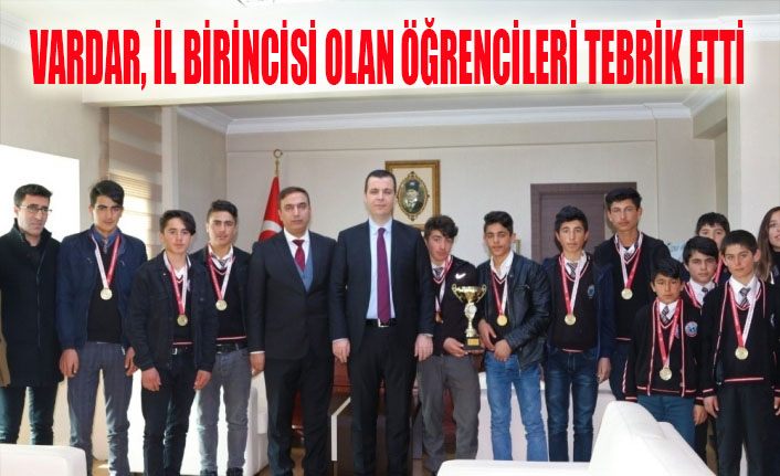 Kaymakam Vardar, il birincisi olan öğrencileri tebrik etti
