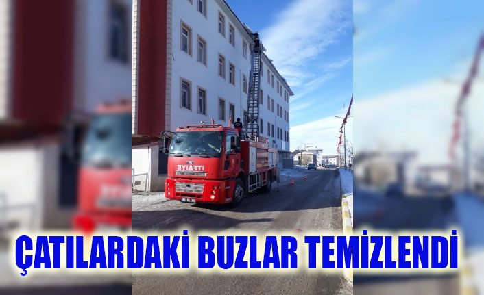 Saray’da çatılardaki buz sarkıtları temizlendi